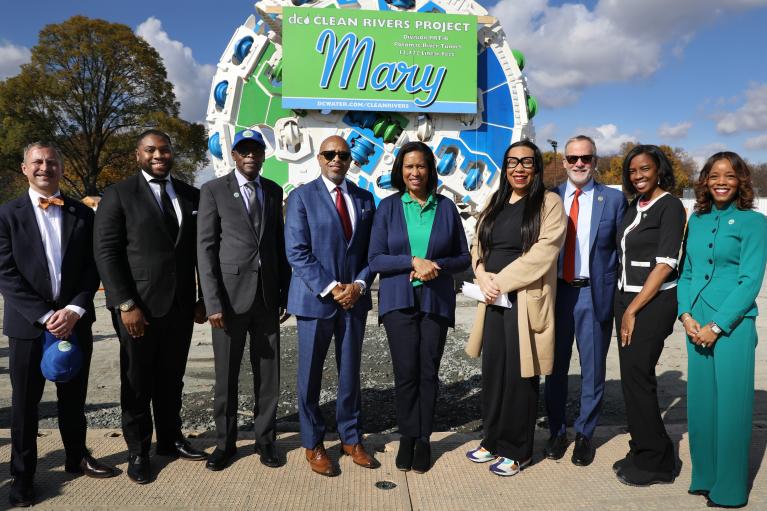 Picture of DC Water staff, CEO/GM David Gadis, Mayor Muriel Bowser, DC Water Board Chair Dr. Unique N. Morris-Hughes