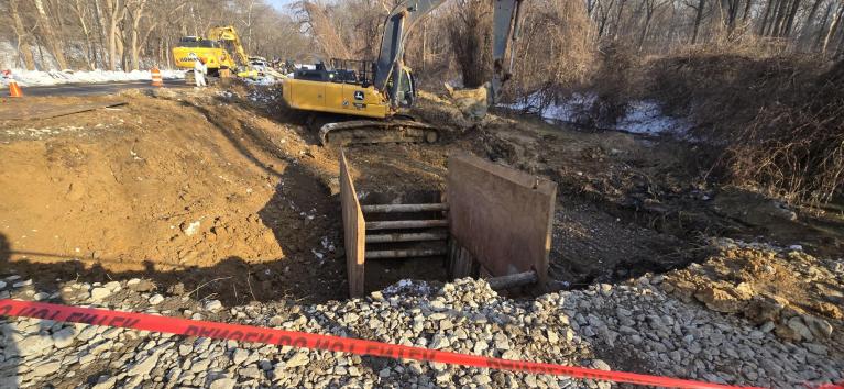 Photo of collapse site of Potomac Interceptor and excavation underway
