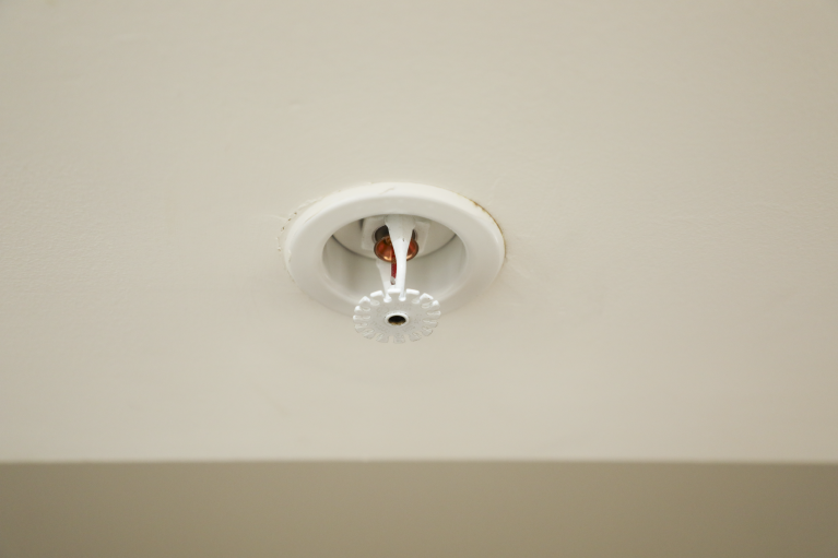 Close up of a fire sprinkler head in the ceiling