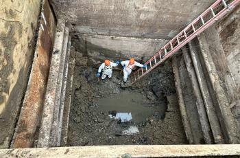Collapse site with workers inside